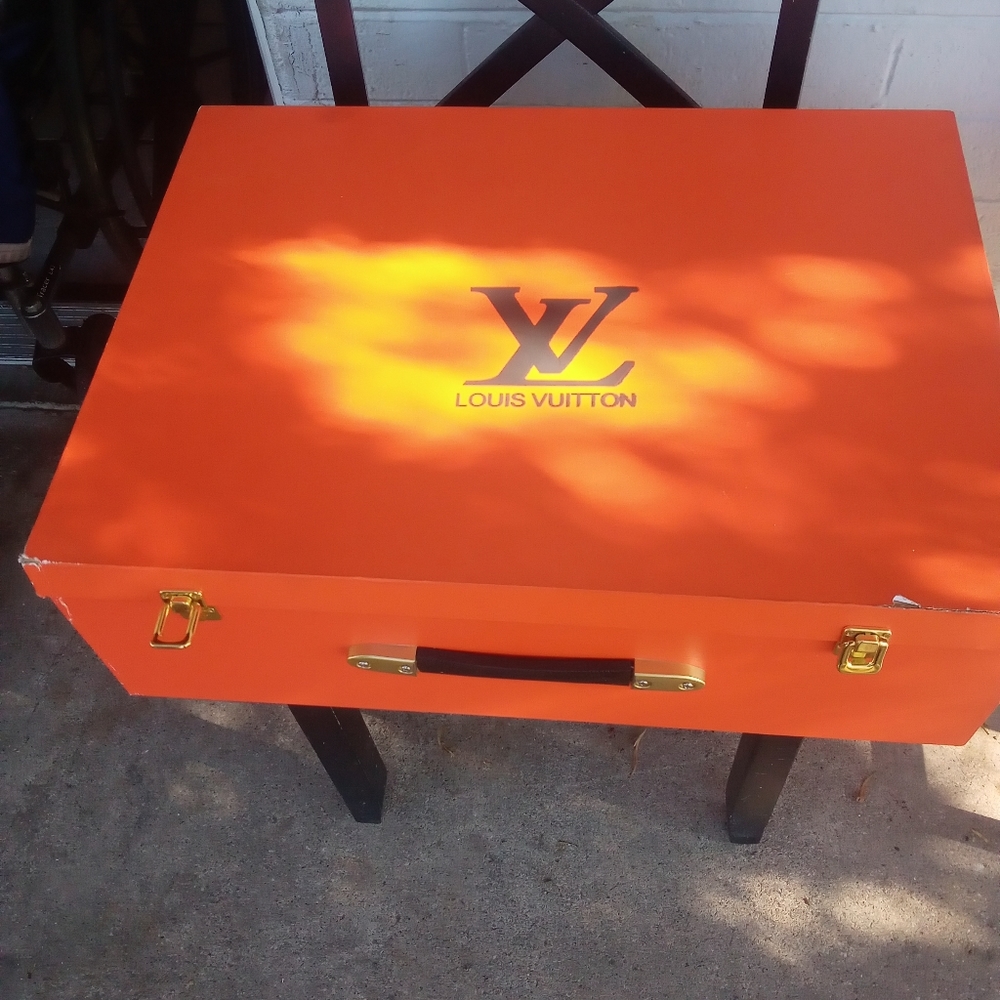Louis Vuitt - Picture 2 of 8